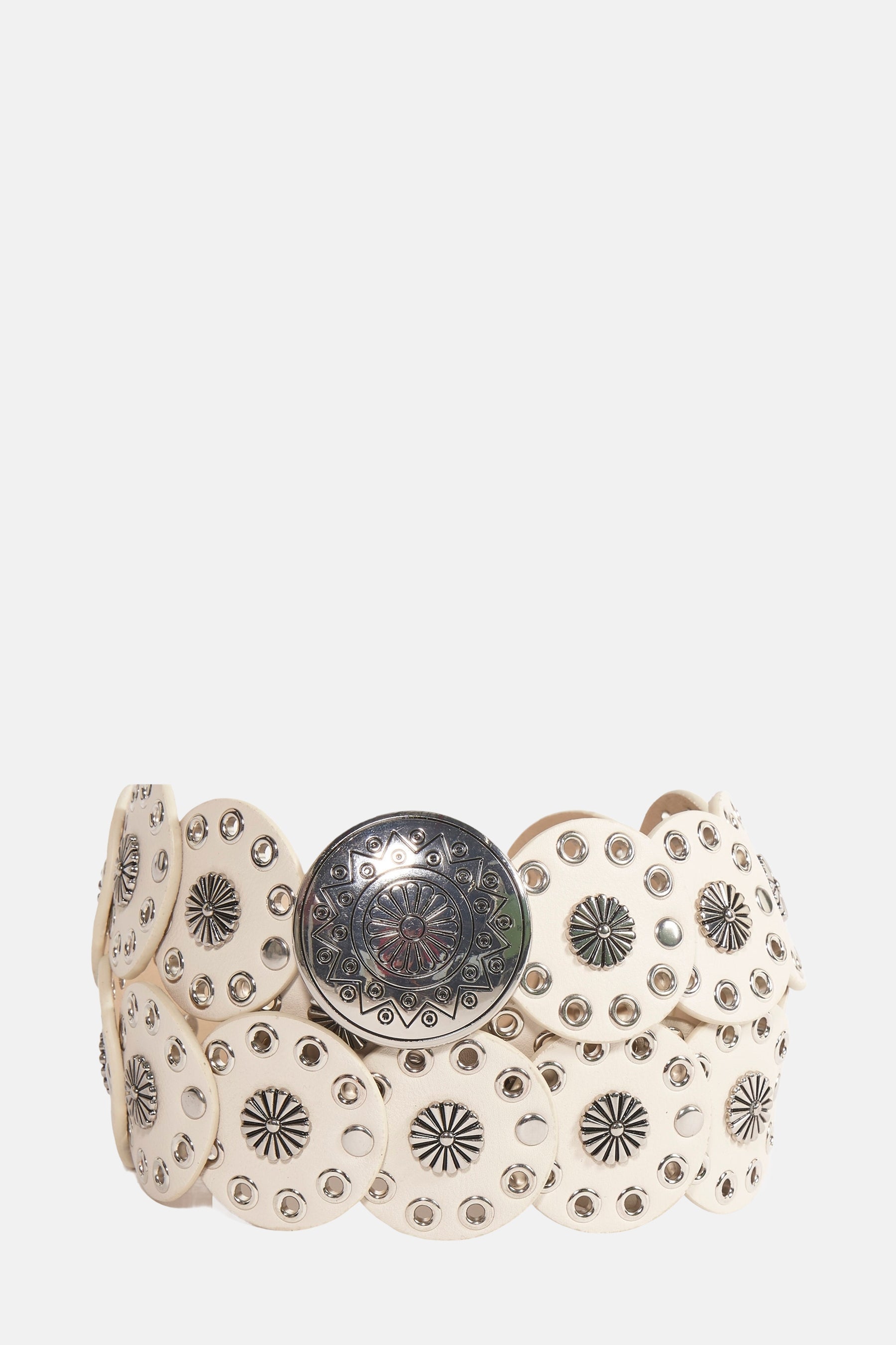 Witte riem van ALEX MAX, met zilverkleurige studs en een grote decoratieve gesp.